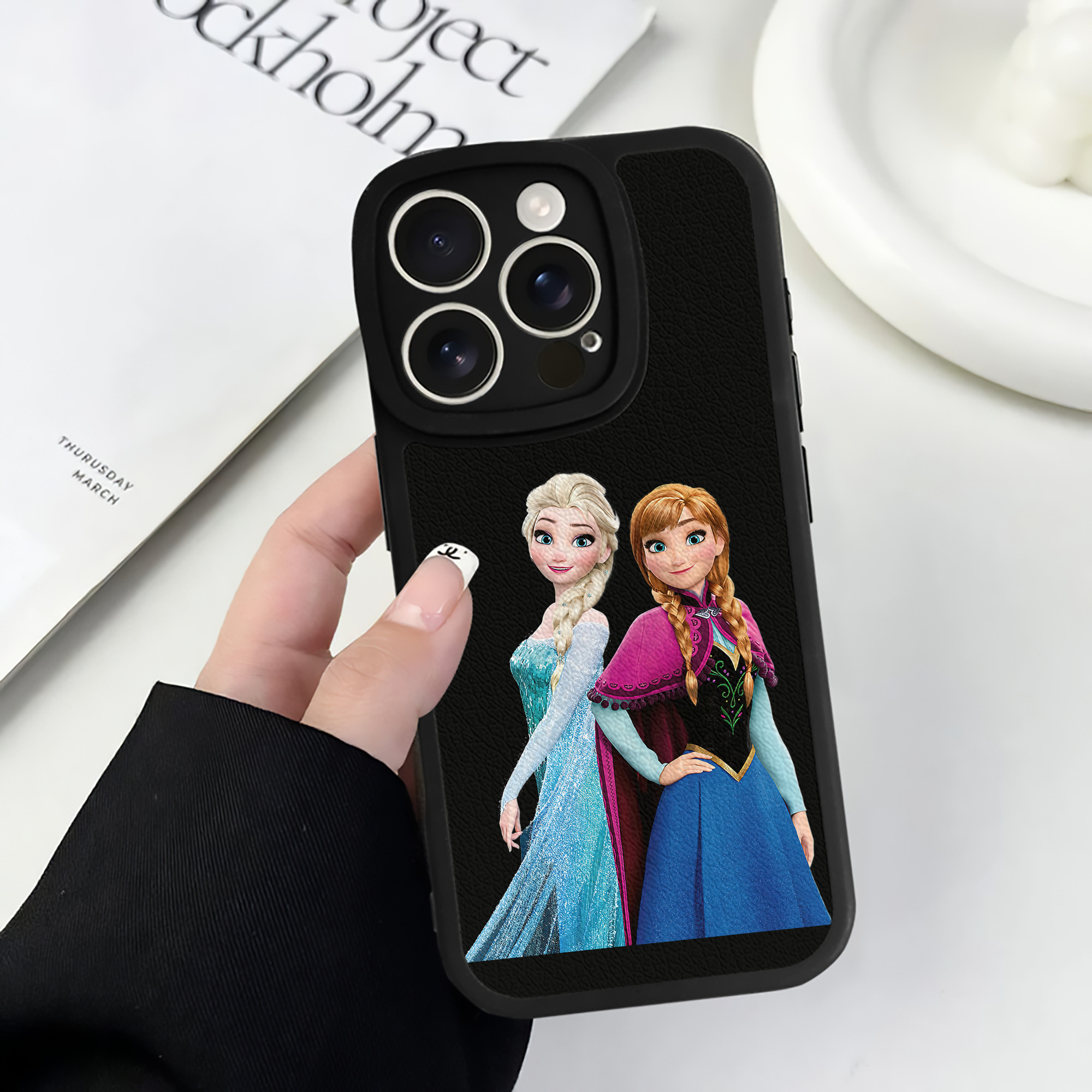 （画像用） アナと雪の女王 アンナ エルサ Frozen Anna Elsa 【iPhone 16シリーズ対応】シリコンスマホケース（レザー調） 材質：シリコン